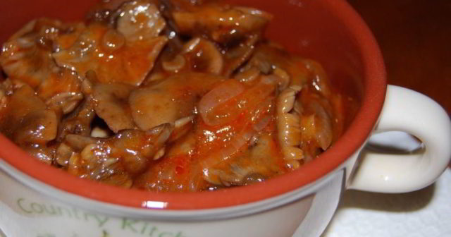 Honey mushrooms in tomato sauce: with onions, tomatoes, spicy