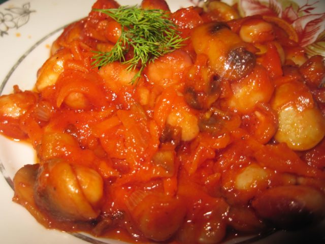 Honey mushrooms in tomato sauce: with onions, tomatoes, spicy