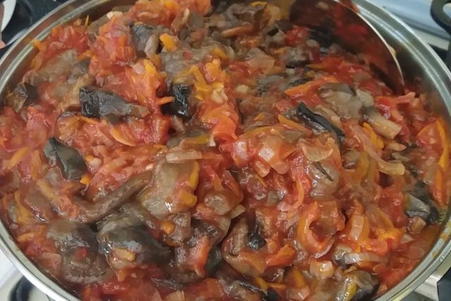 Honey mushrooms in tomato sauce: with onions, tomatoes, spicy