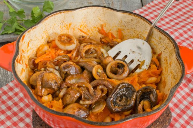 Honey mushrooms in tomato sauce: with onions, tomatoes, spicy