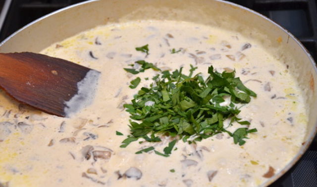 Honey mushrooms stewed in sour cream: how to cook, recipes