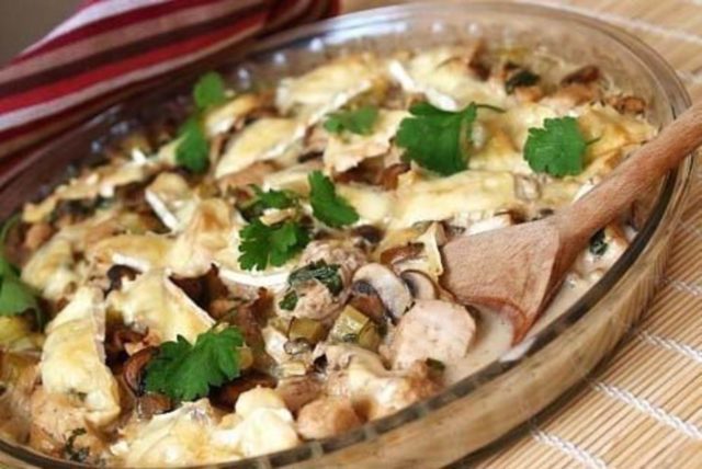 Honey mushrooms with potatoes in sour cream: in the oven, in a pan, in a slow cooker