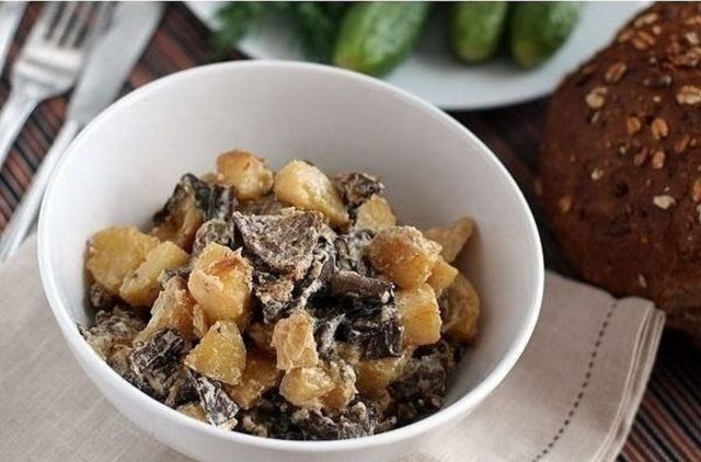 Honey mushrooms with potatoes in sour cream: in the oven, in a pan, in a slow cooker