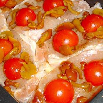 Honey mushrooms with tomatoes: recipes for winter preparations