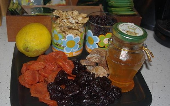 Honey, nuts, dried apricots, raisins, lemon: recipes for vitamin mixtures