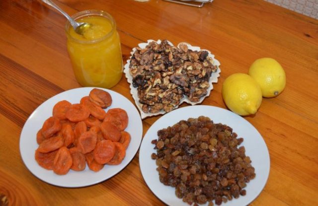 Honey, nuts, dried apricots, raisins, lemon: recipes for vitamin mixtures