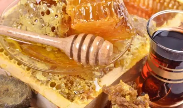 Honey with propolis: useful properties and contraindications