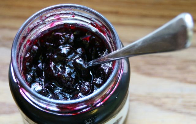 Honeysuckle jam: recipes for the winter