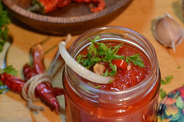 Horseradish for the winter: homemade recipes for hot spices and canned preparations from grated root in jars