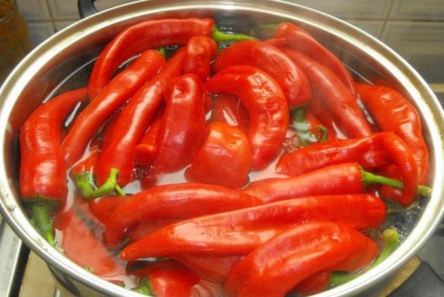 Hot pepper for the winter with honey: recipes for canning and pickling