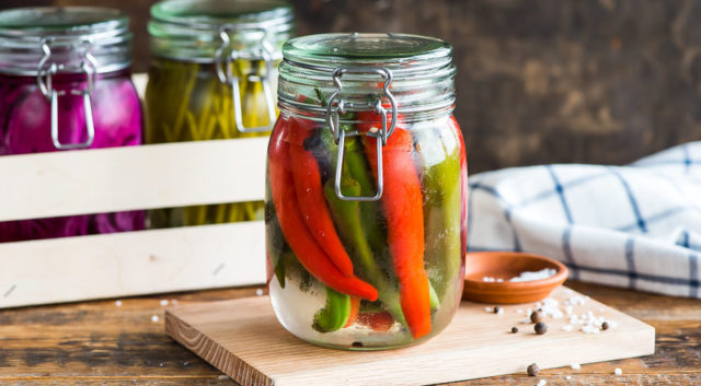 Hot pepper for the winter with oil: sunflower, vegetable, simple recipes for preservation and pickling