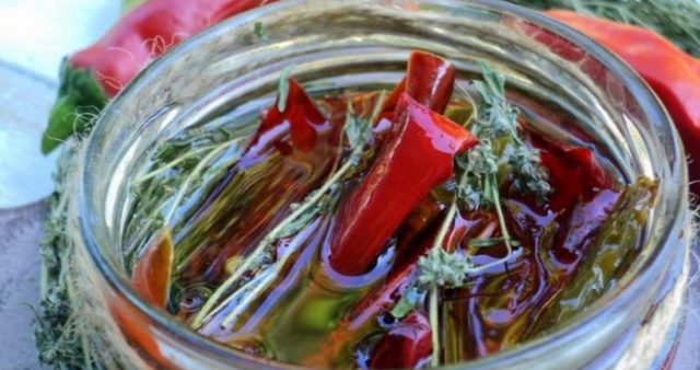 Hot pepper for the winter with oil: sunflower, vegetable, simple recipes for preservation and pickling