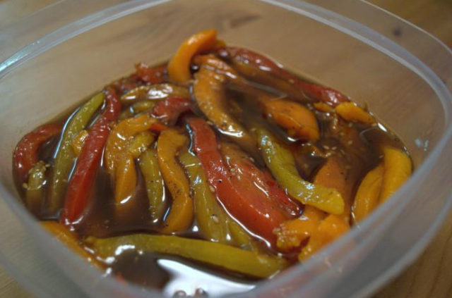 Hot pepper for the winter with oil: sunflower, vegetable, simple recipes for preservation and pickling