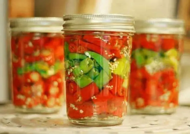 Hot pepper for the winter with oil: sunflower, vegetable, simple recipes for preservation and pickling