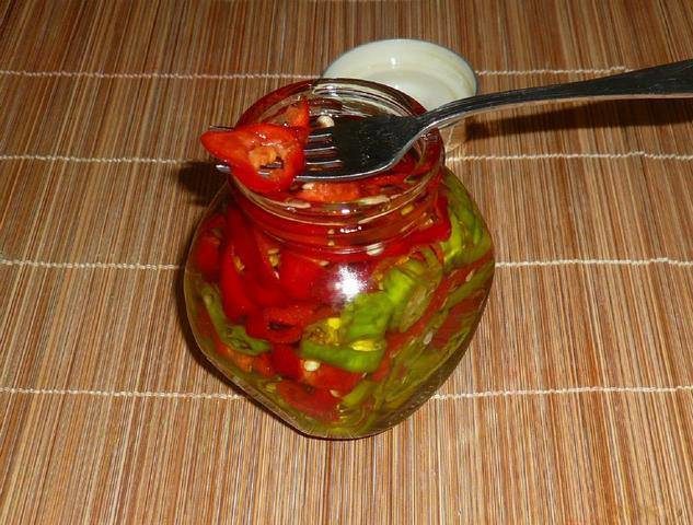 Hot pepper for the winter with oil: sunflower, vegetable, simple recipes for preservation and pickling