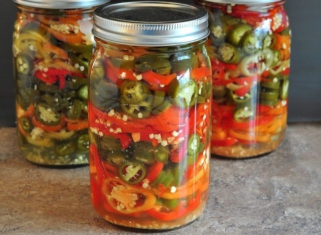 Hot pepper for the winter with oil: sunflower, vegetable, simple recipes for preservation and pickling