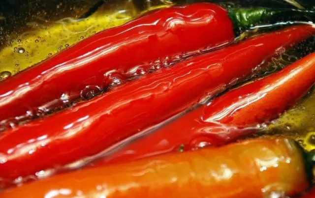 Hot pepper for the winter with oil: sunflower, vegetable, simple recipes for preservation and pickling