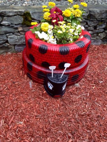 How and how to paint tires for a flower bed: interesting design ideas + photos