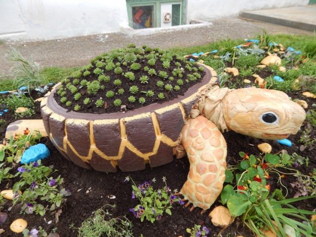 How and how to paint tires for a flower bed: interesting design ideas + photos