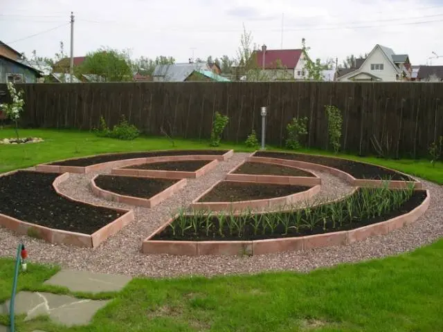 How beautiful it is to make beds in the garden + photo