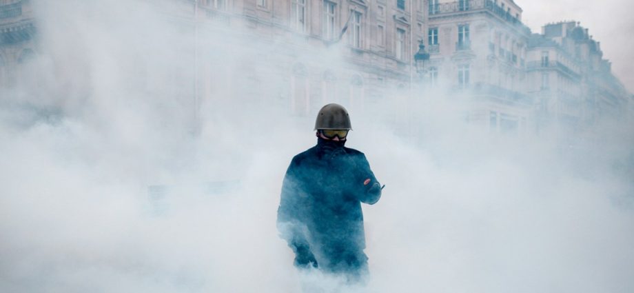 How does tear gas affect the body? Can cigarette smoke bring relief? [WE EXPLAIN]