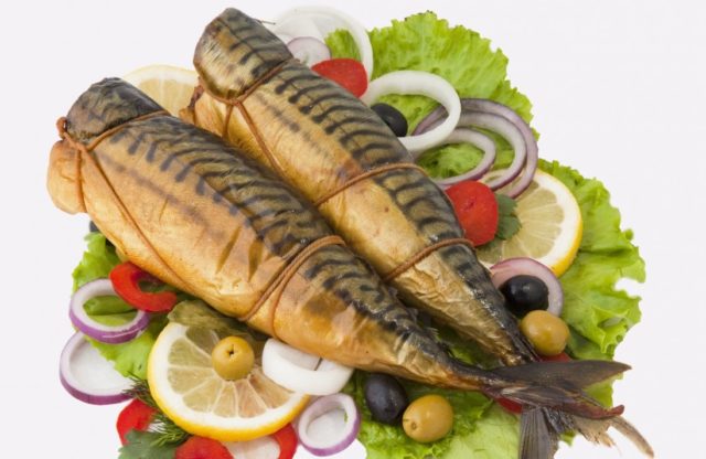 How much and how to smoke hot smoked mackerel at home: photo + video