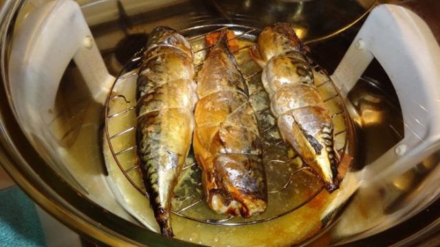 How much and how to smoke hot smoked mackerel at home: photo + video