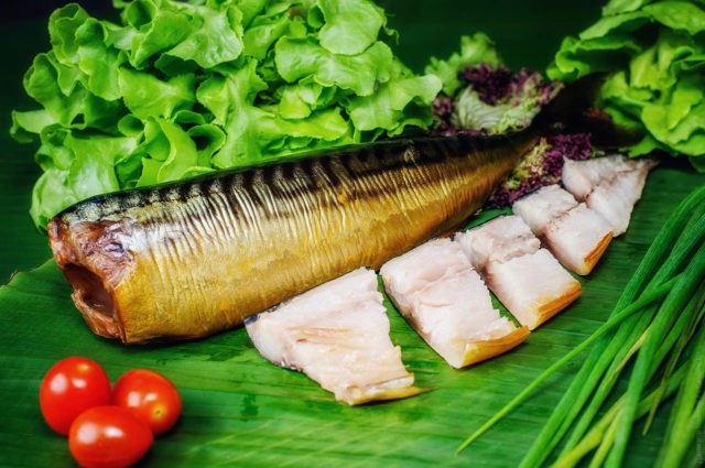 How much and how to smoke hot smoked mackerel at home: photo + video