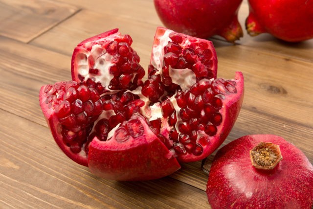 How much iron is in a pomegranate and how to take pomegranate juice