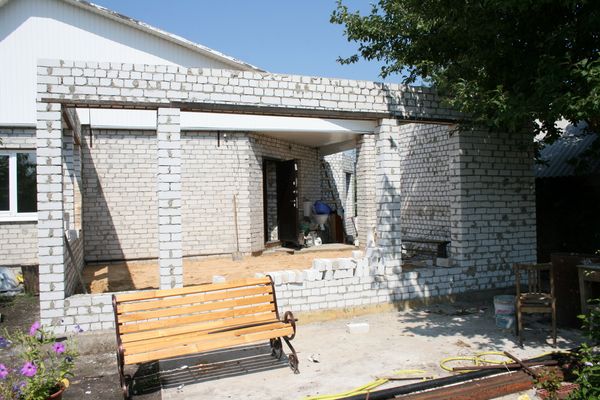 How to attach a veranda to the house with your own hands: an extension of an open, closed structure for a summer residence according to step-by-step instructions