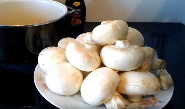 How to bake champignons: recipes for the oven and slow cooker