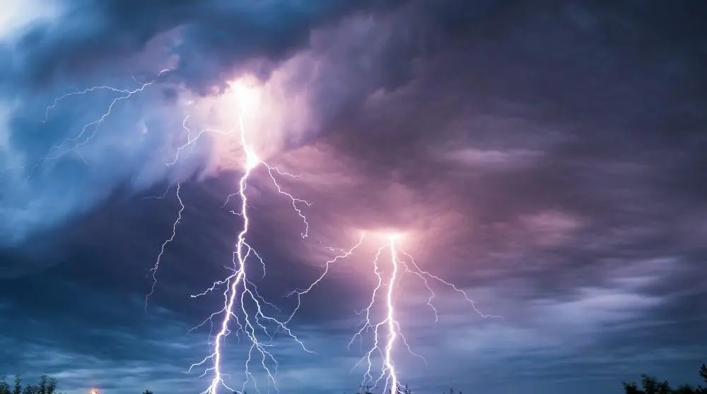 How to behave in a storm? First aid to a person who was struck by lightning