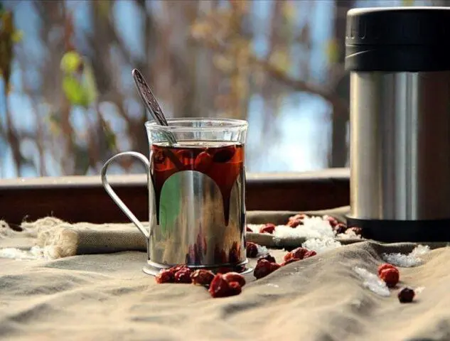 How to brew and drink dried rose hips in a thermos