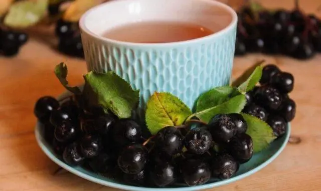 How to brew and drink dried rose hips in a thermos