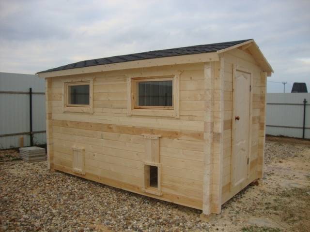 How to build a chicken coop from improvised materials