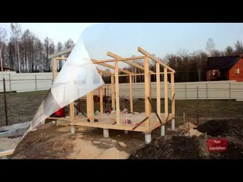 How to build a do-it-yourself chicken coop for 50 chickens