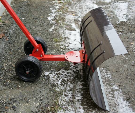 How to choose a snow shovel on wheels