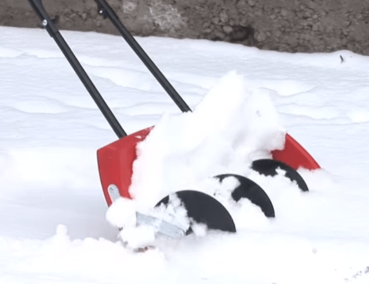 How to choose a snow shovel on wheels