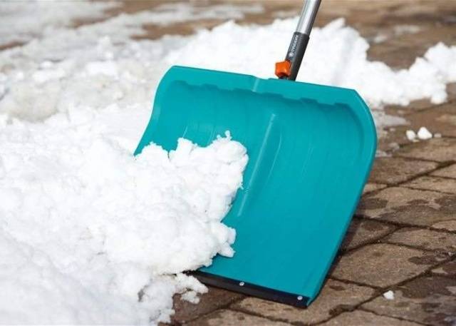 How to choose a snow shovel on wheels