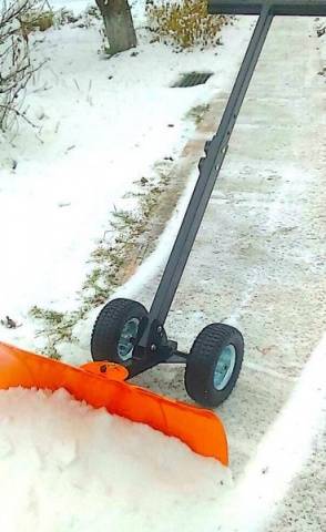 How to choose a snow shovel on wheels