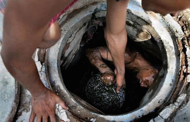 How to clean the toilet in the country with your own hands