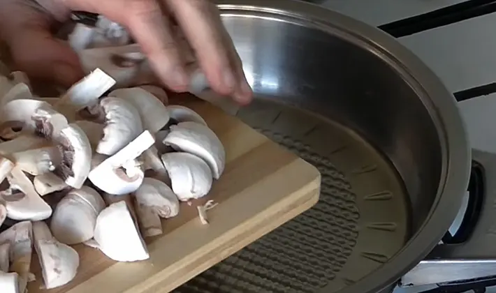 How to cook champignons in sour cream