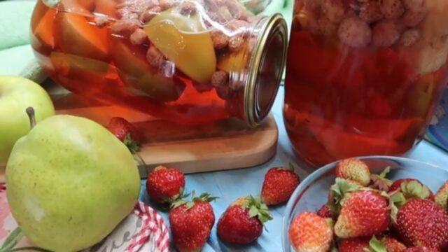 How to cook compote from strawberries and apples