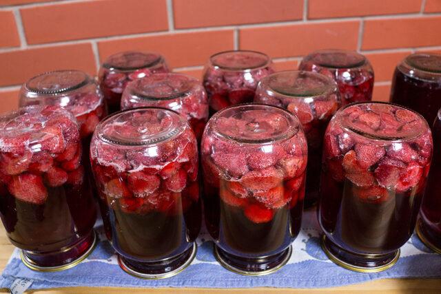 How to cook compote from strawberries and apples