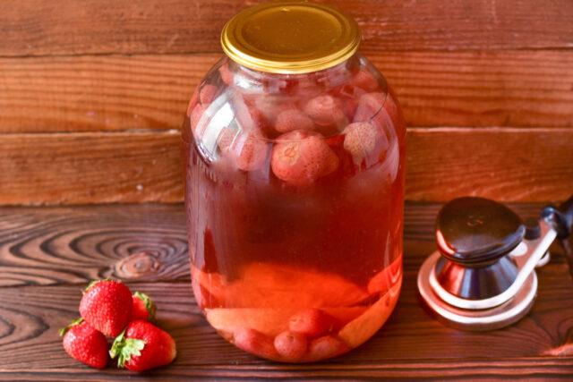 How to cook compote from strawberries and apples