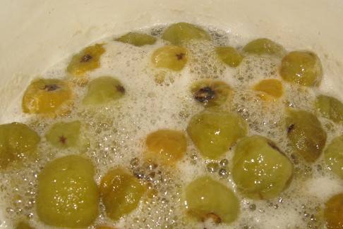 How to cook delicious green tomato jam