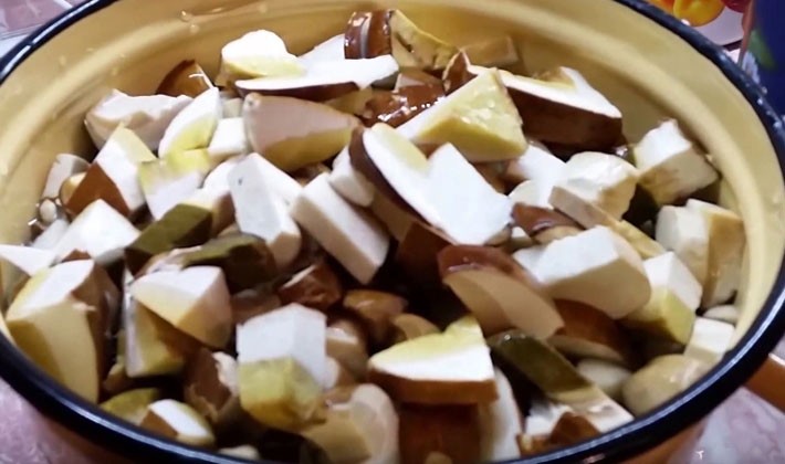 How to cook delicious porcini pickled mushrooms for the winter