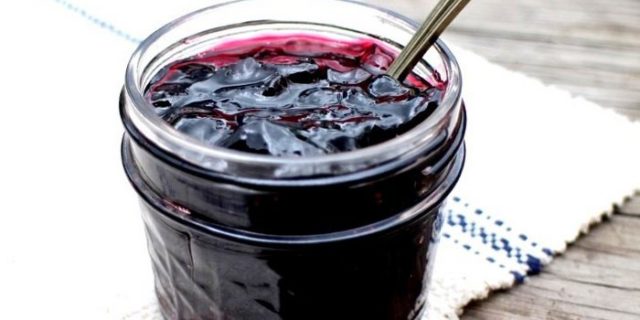 How to cook five-minute blackcurrant jam