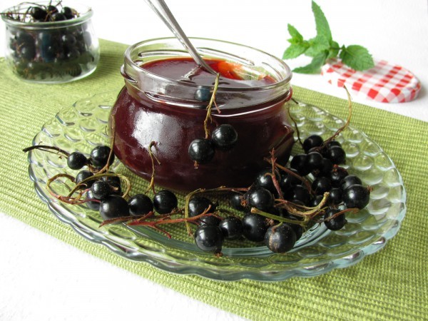 How to cook five-minute blackcurrant jam