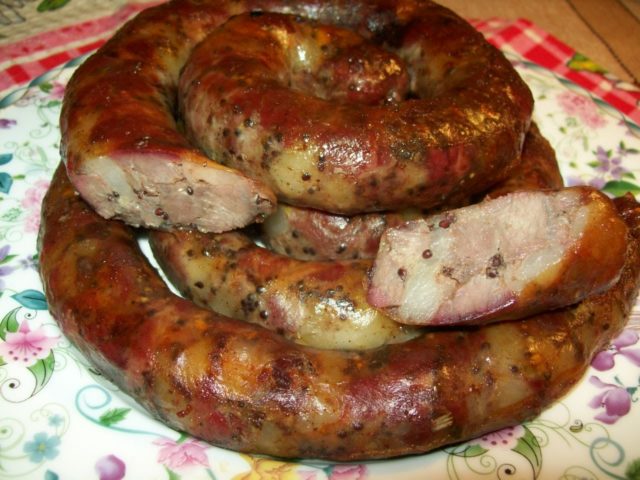 How to cook homemade pork sausage in the gut in the oven